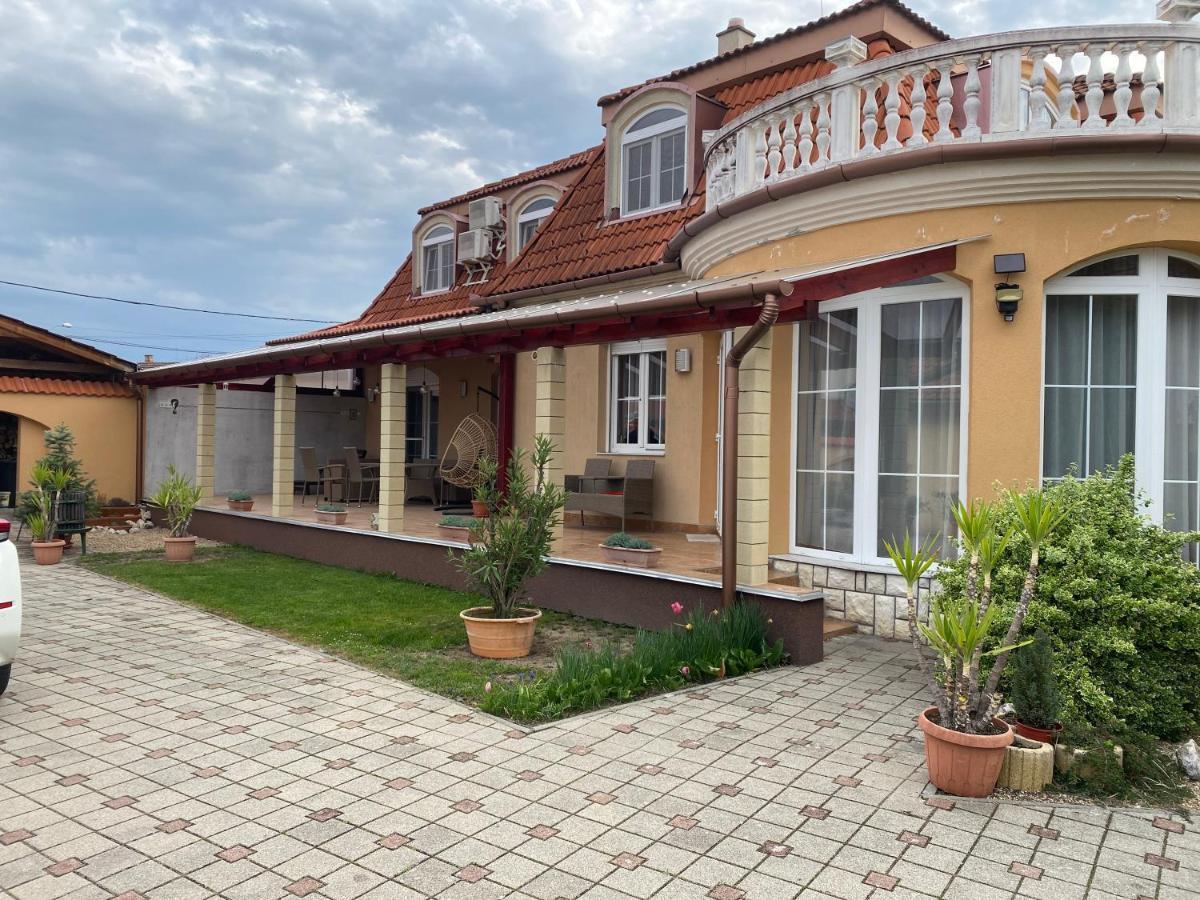 نايغكانيشا Ambrozia Guesthouse المظهر الخارجي الصورة