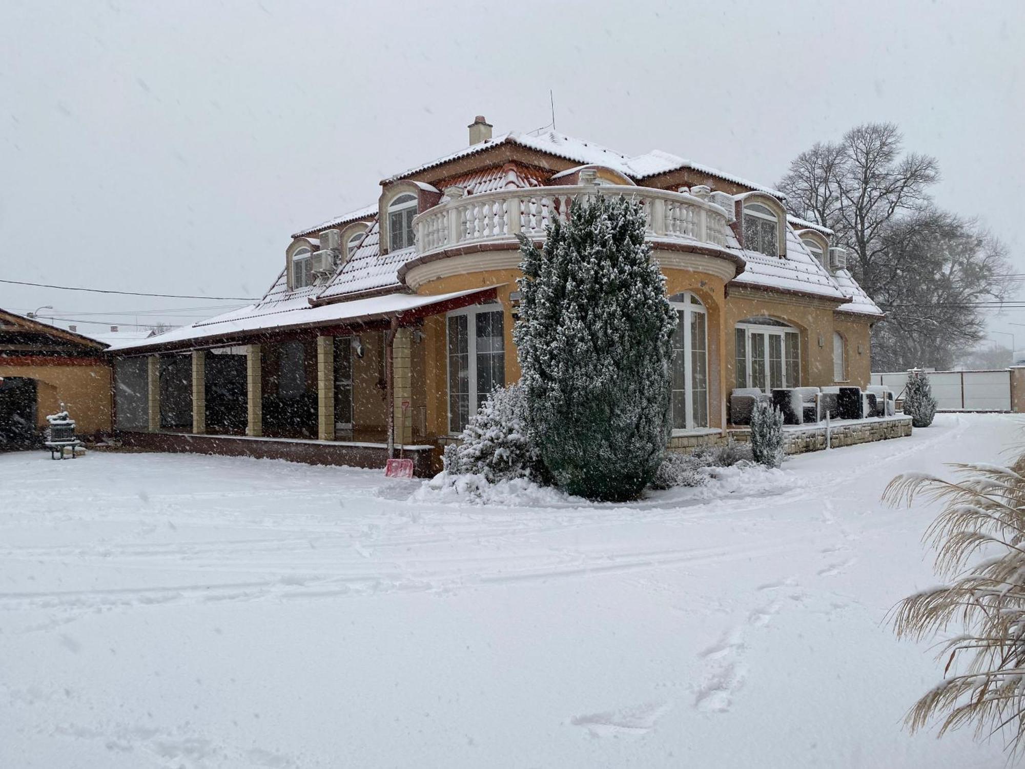 نايغكانيشا Ambrozia Guesthouse المظهر الخارجي الصورة