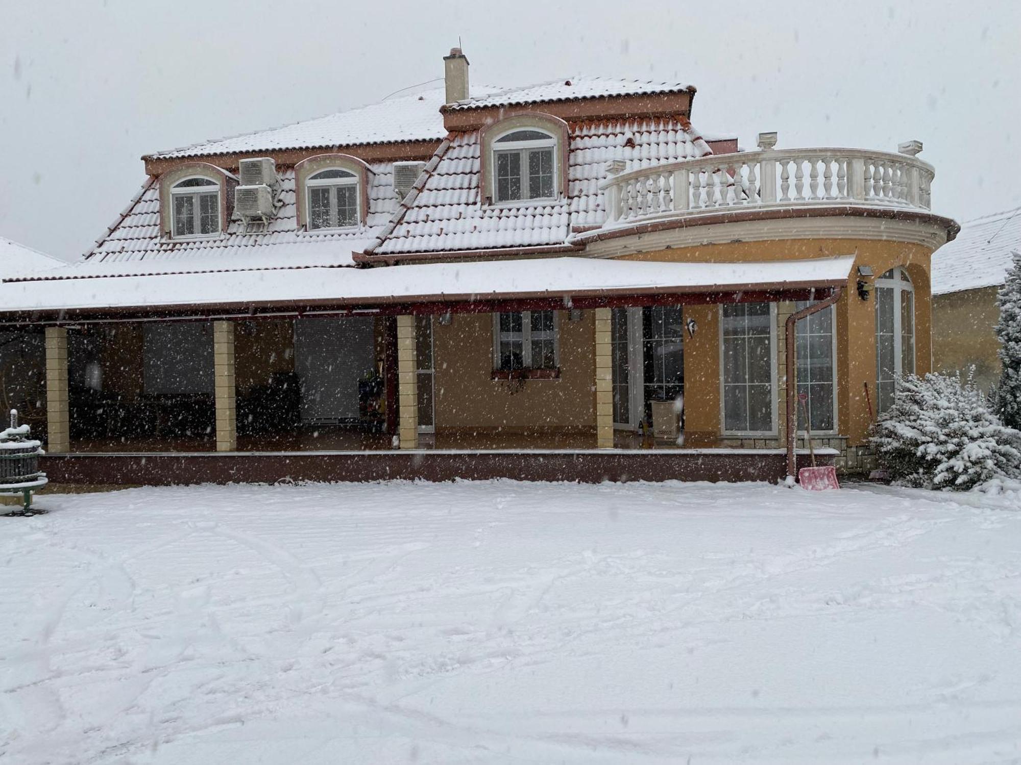 نايغكانيشا Ambrozia Guesthouse المظهر الخارجي الصورة